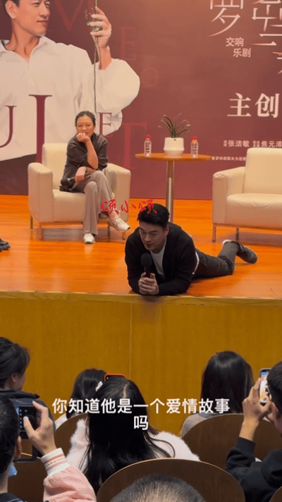 王耀庆趴地零距离与小朋友交流