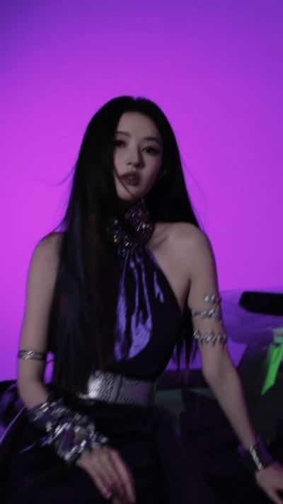 王玉雯穿紫色挂脖长裙亮相，与智界R7暗夜紫同台展示