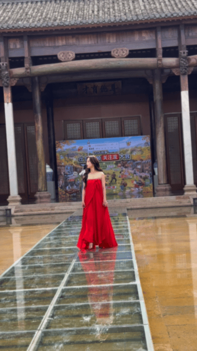 李梦拍照时脚滑险摔倒，及时稳住未受伤