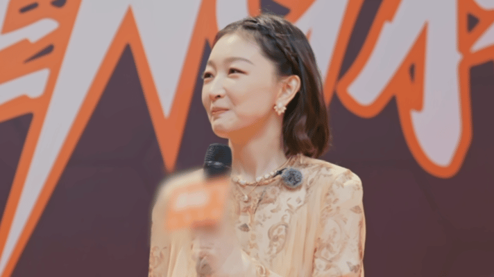 周冬雨杜海涛红毯互夸，冬雨被夸翘嘴可爱拉满