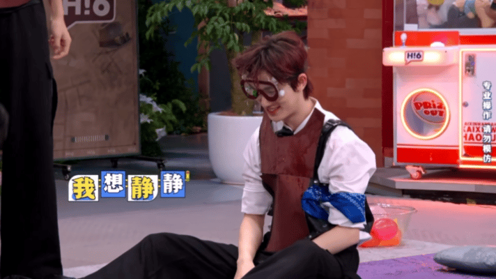 潘粤明扔水球砸中丁程鑫，张颜齐手滑引爆笑