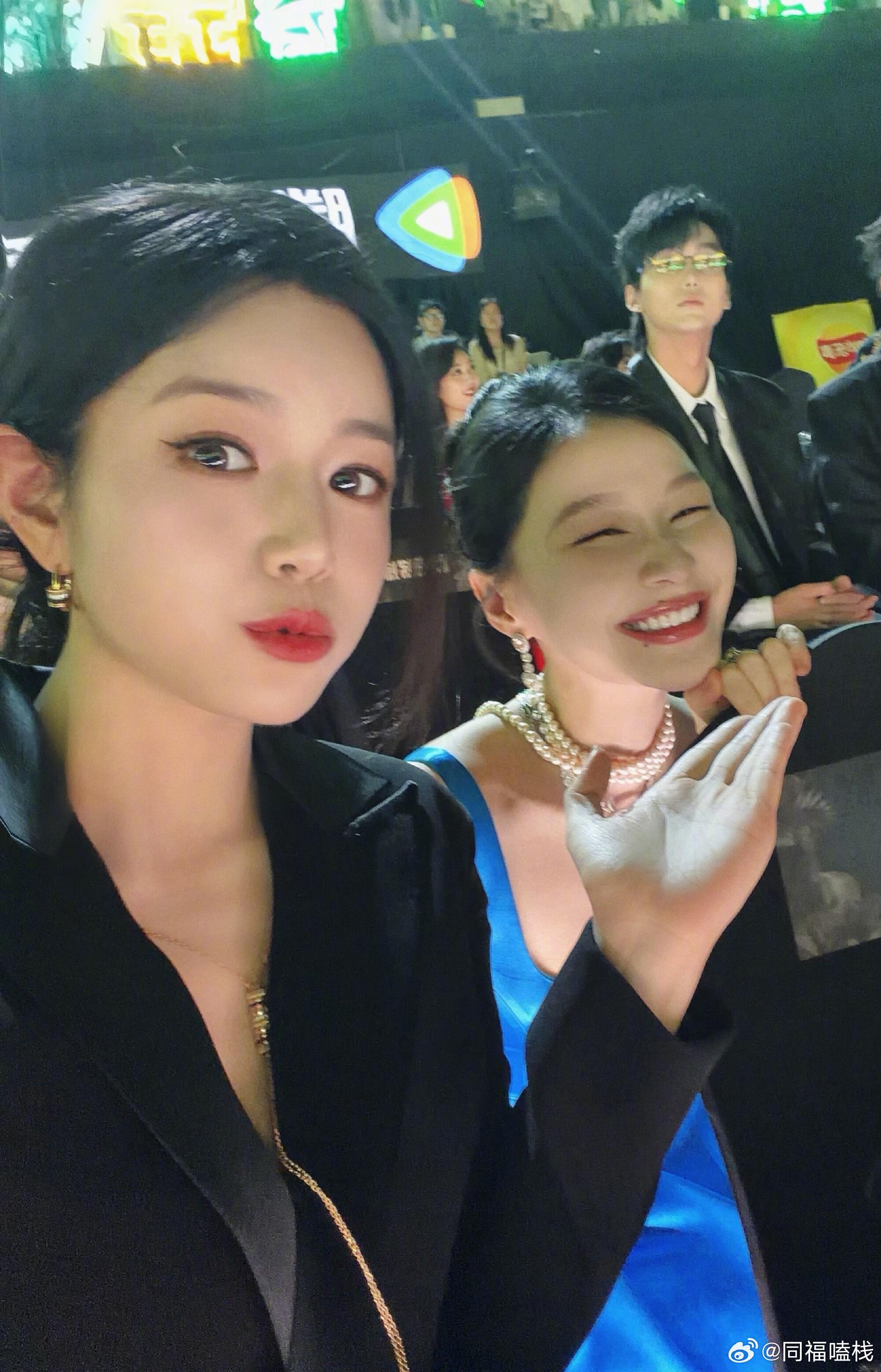 陈妍希星光大赏与众星合影