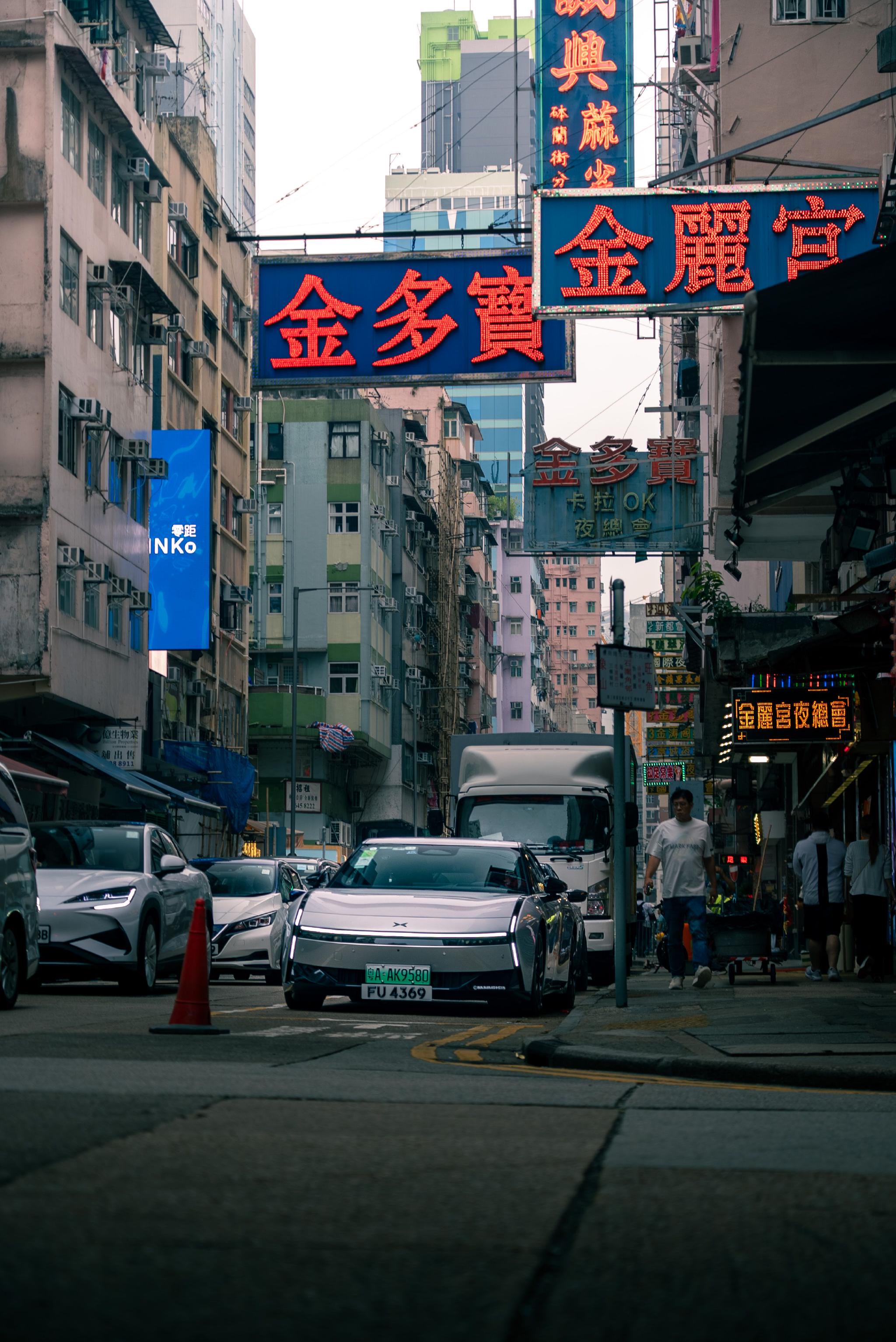 小鹏P7穿梭香港街头，未来感设计引注目