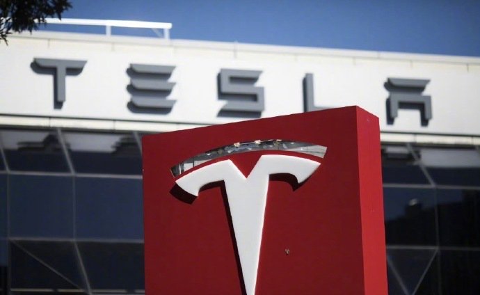 特斯拉中国推出嘿特斯拉语音唤醒功能，支持车机系统直接唤醒