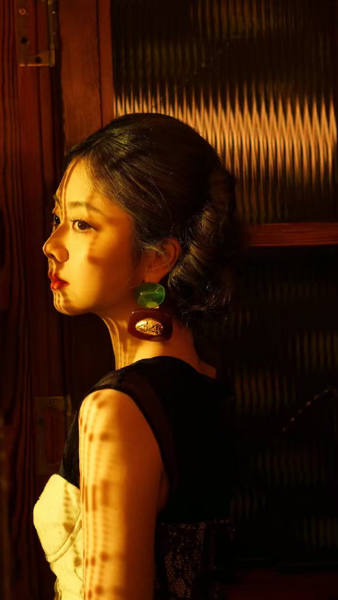 谭松韵港风大片释出，卷发红唇演绎千禧摩登