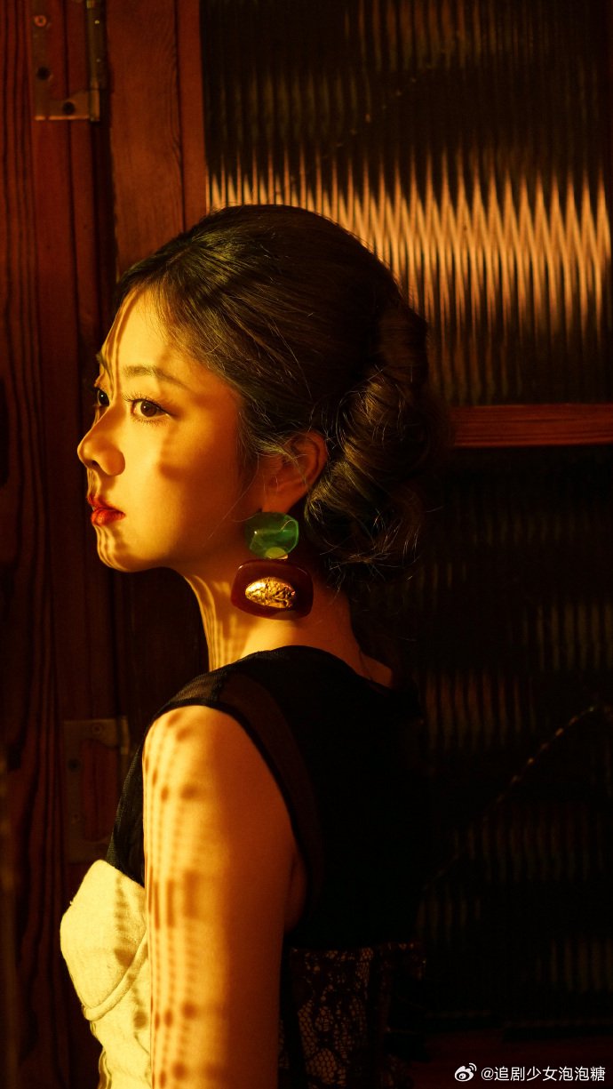 谭松韵复古盘发登《瑞丽伊人风尚》封面