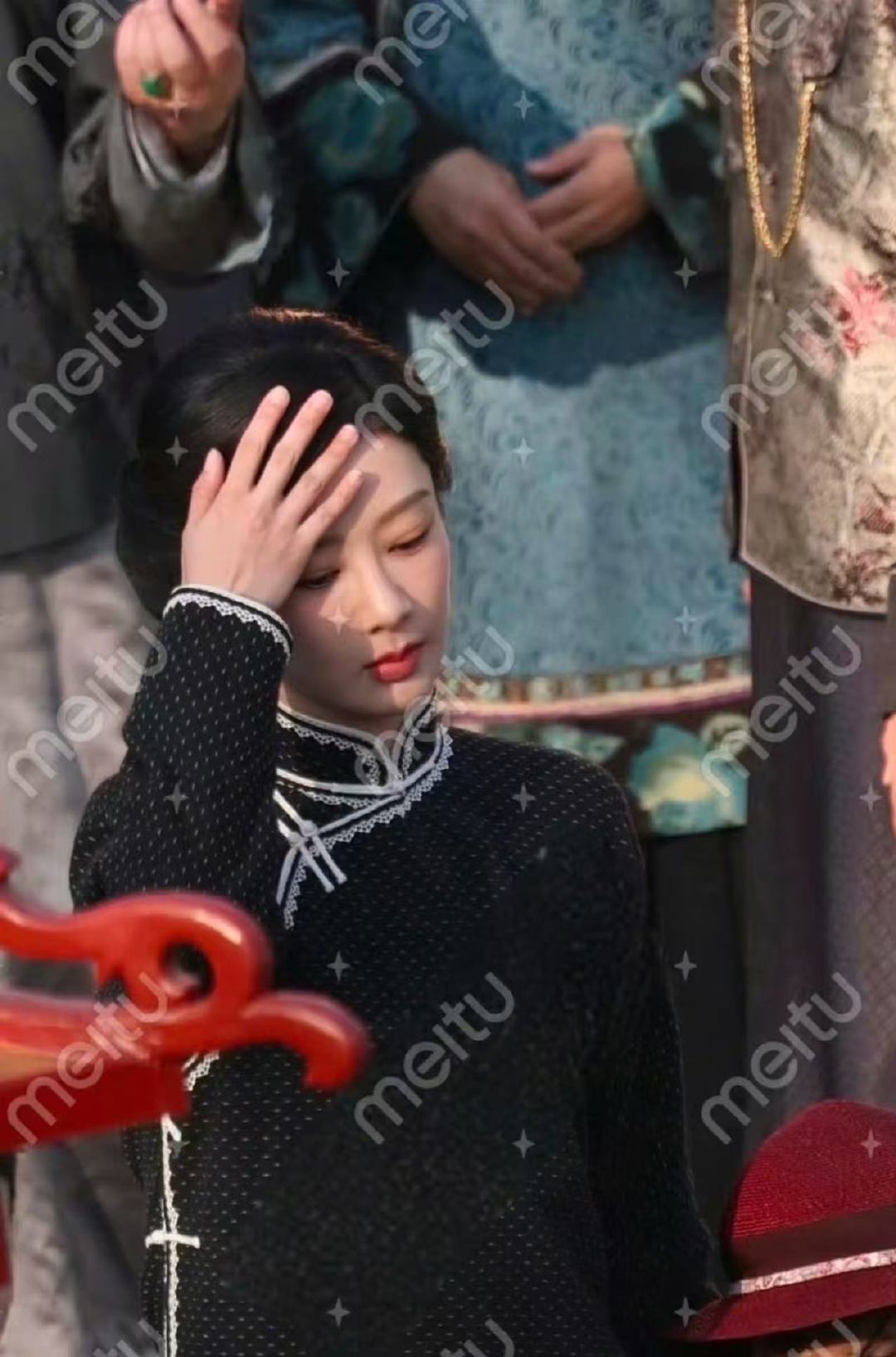 杨紫黑旗袍造型路透曝光