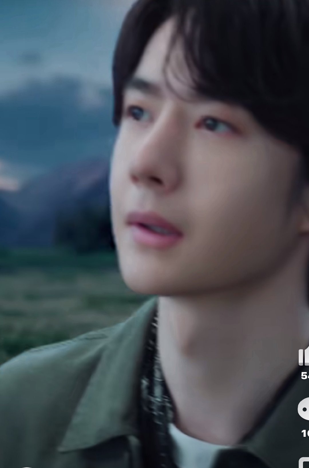 王一博穿绿色夹克套装亮相