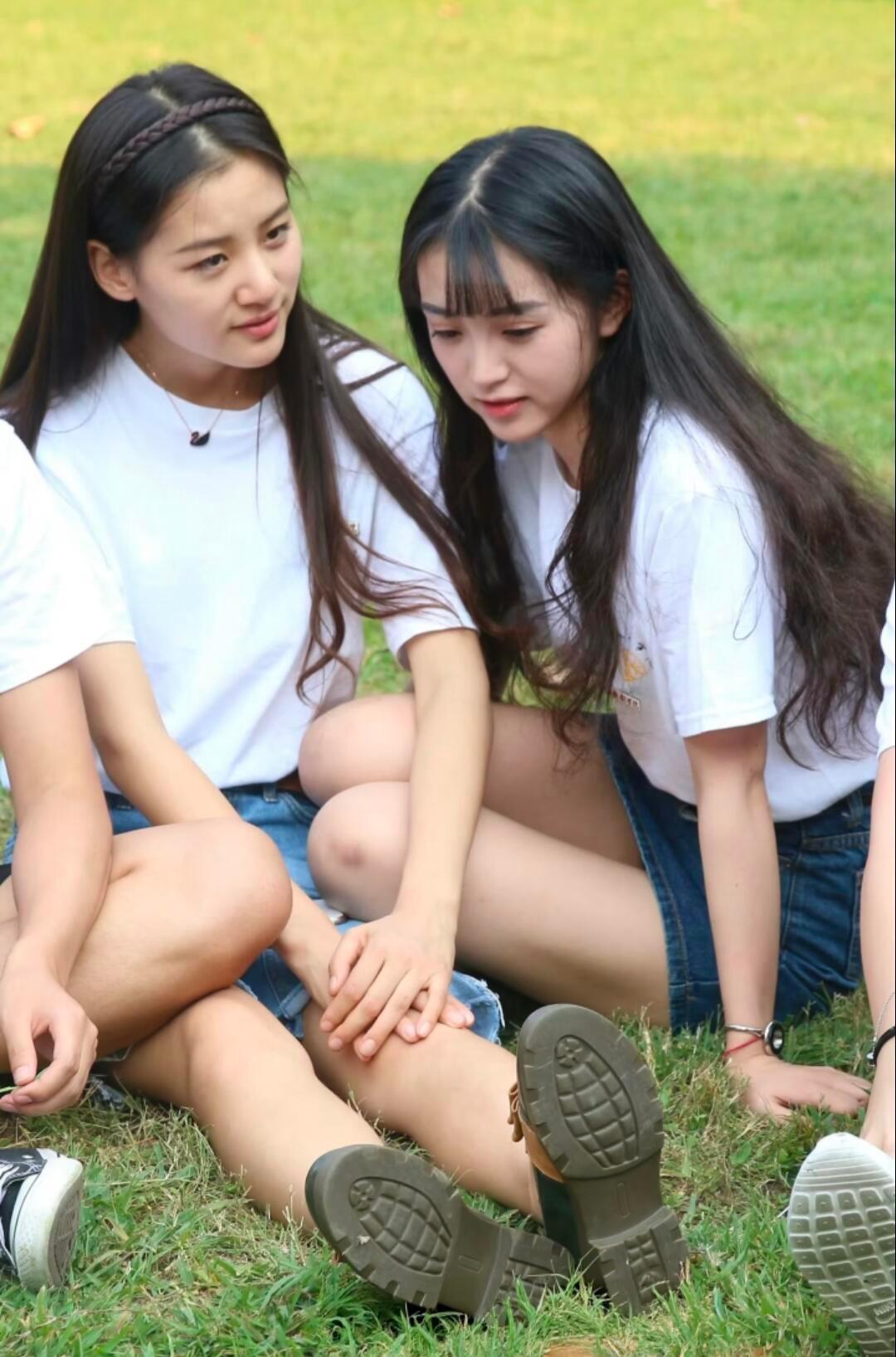 田曦薇大学时期户外合照曝光，20岁已显美貌