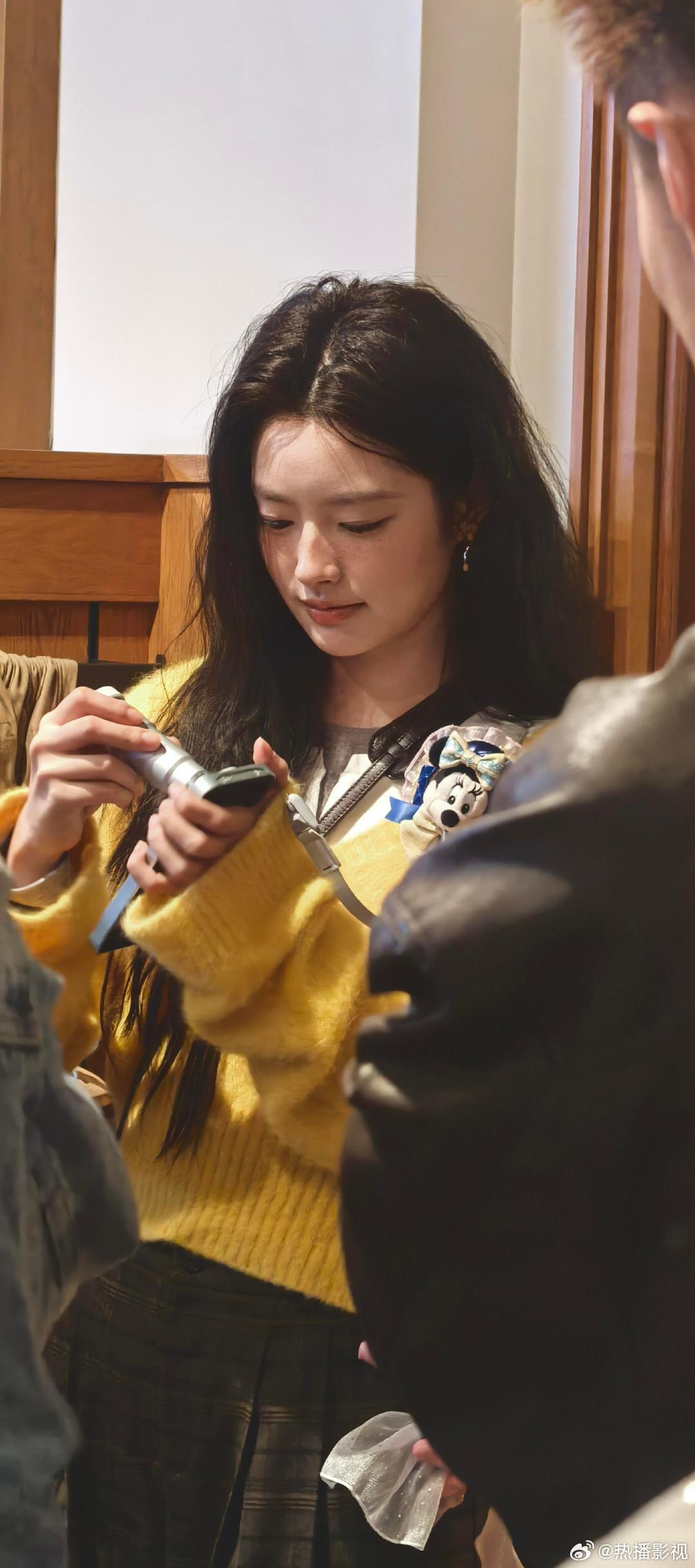 网友迪士尼偶遇徐若晗，雀斑妆可爱吸睛