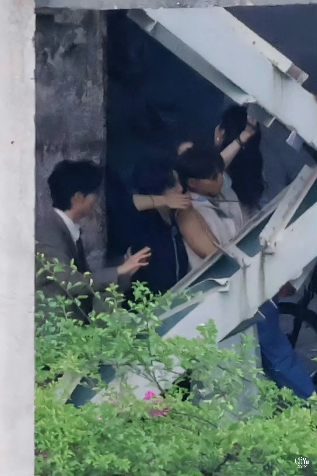 贺峻霖与萧敬腾牵手引热议