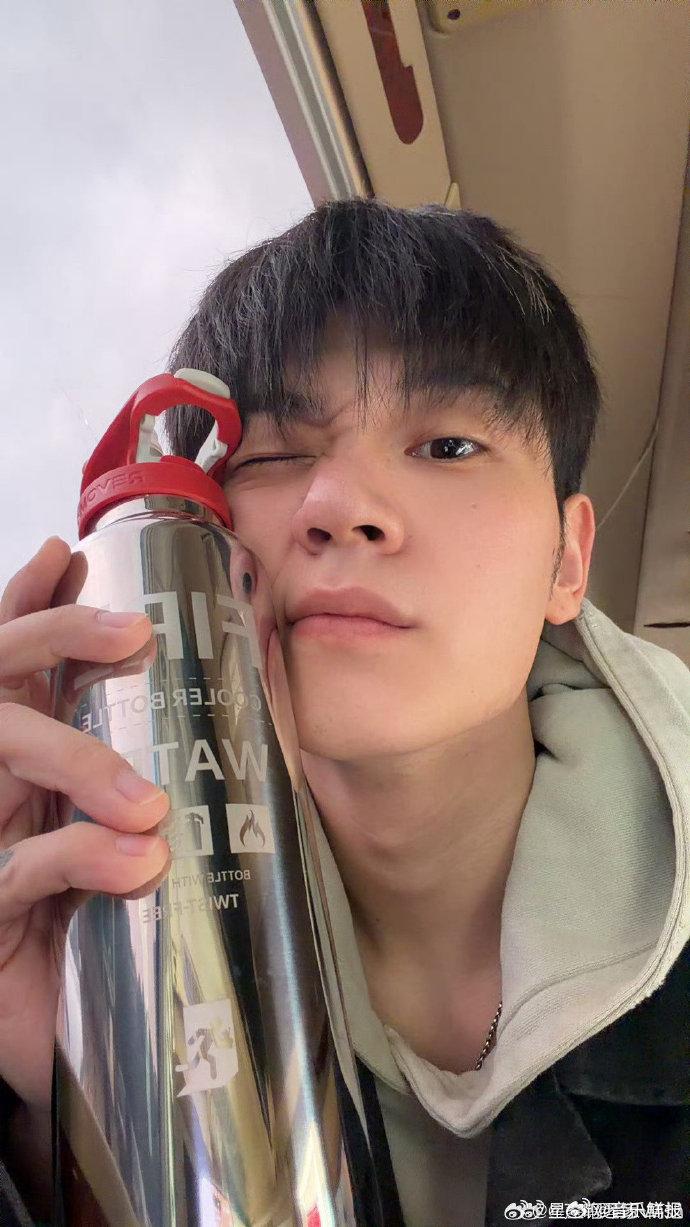 李荣浩改编《青花》融合古典与现代元素