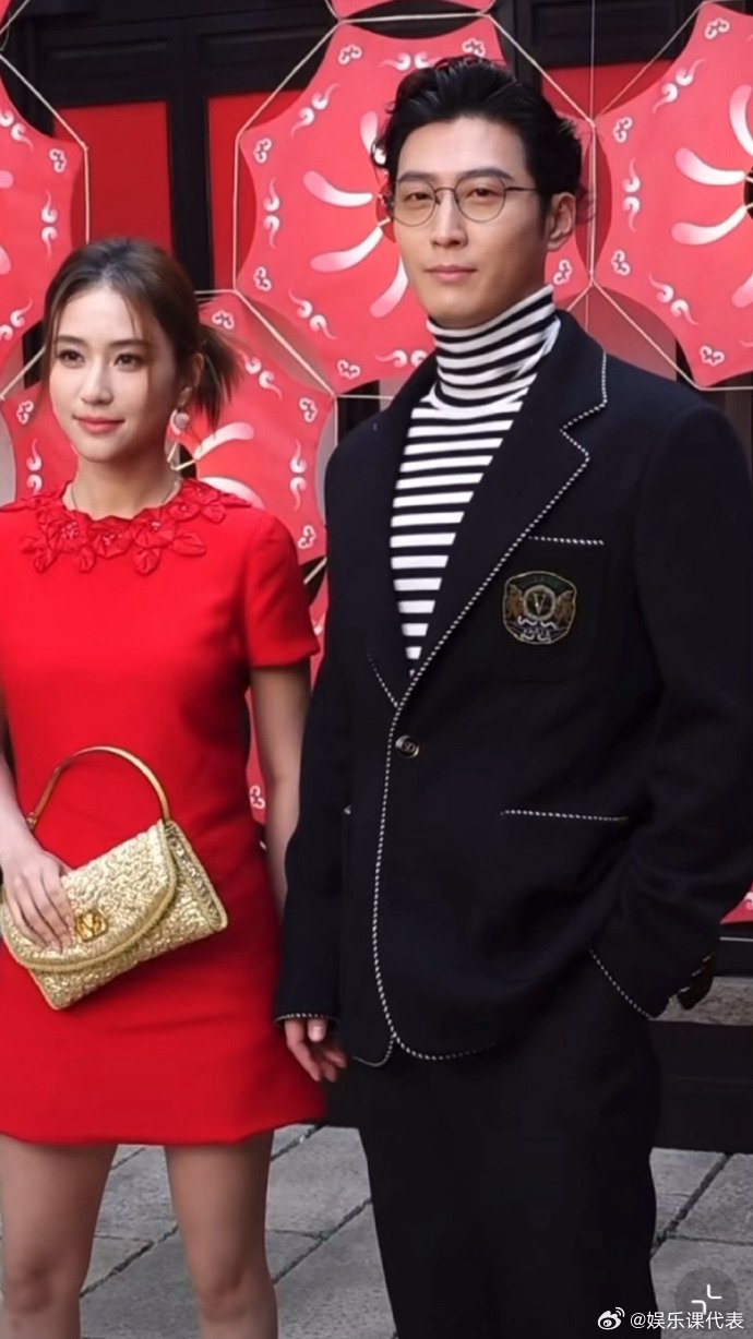 何超莲窦骁出席活动牵手离场