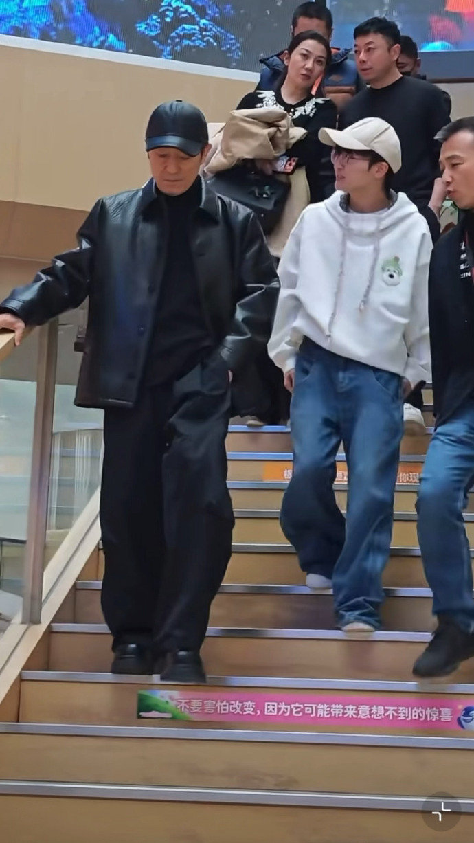 张艺谋周深现身阿里科技园，曾合作悬崖之上主题曲