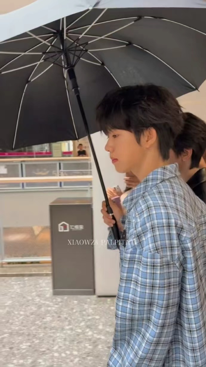 陈奕恒蓝色格纹衬衫造型清新治愈