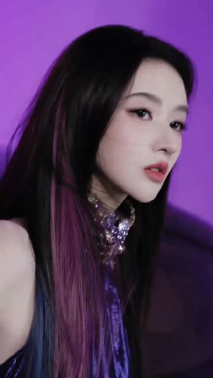 王玉雯紫裙造型惊艳亮相