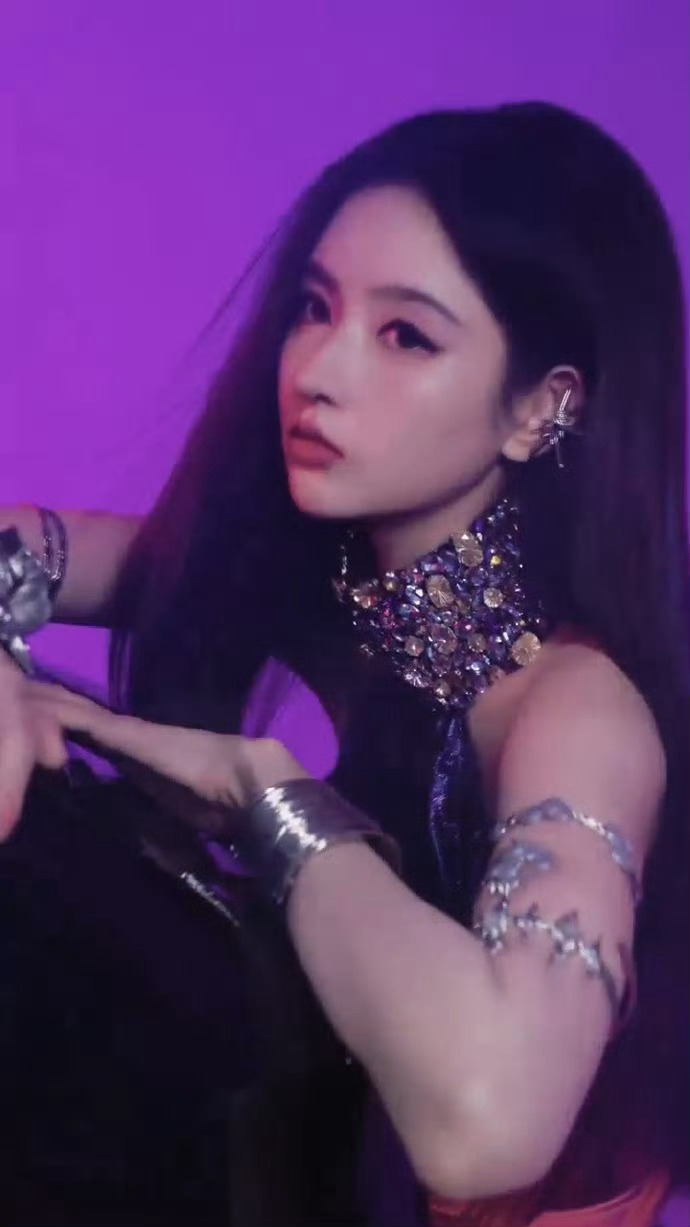 王玉雯紫色满钻裙亮相，璀璨闪耀惊艳全场