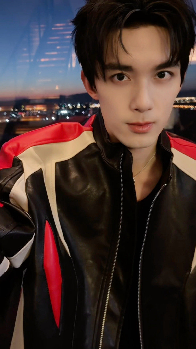 吴磊身着赛车服出发兜风