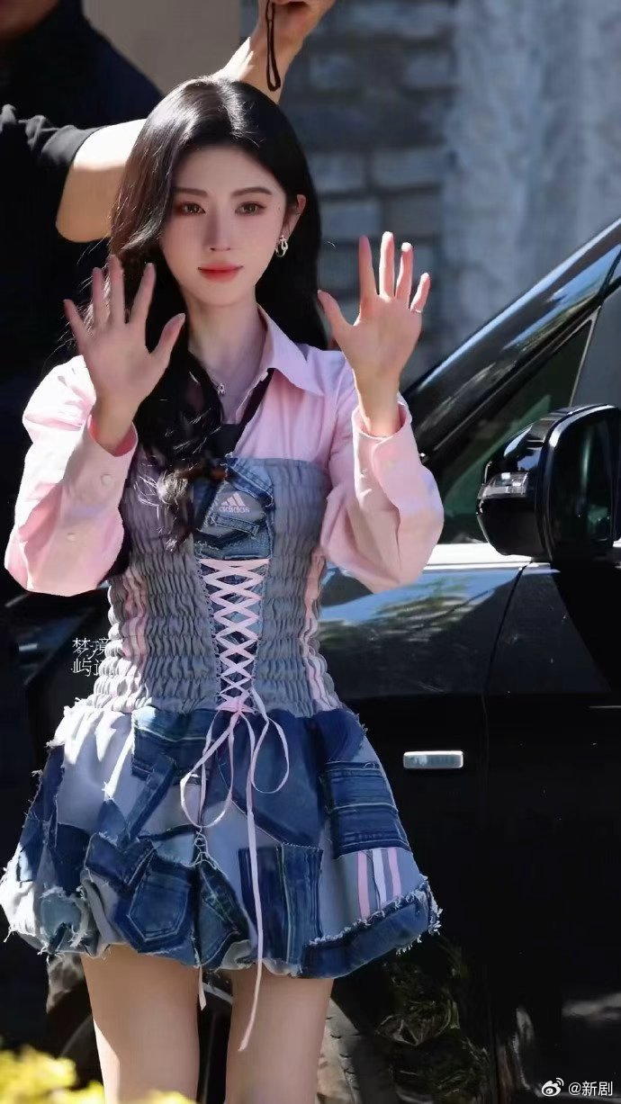 鞠婧祎束腰蓝粉花苞裙造型亮相，青春夏日感十足