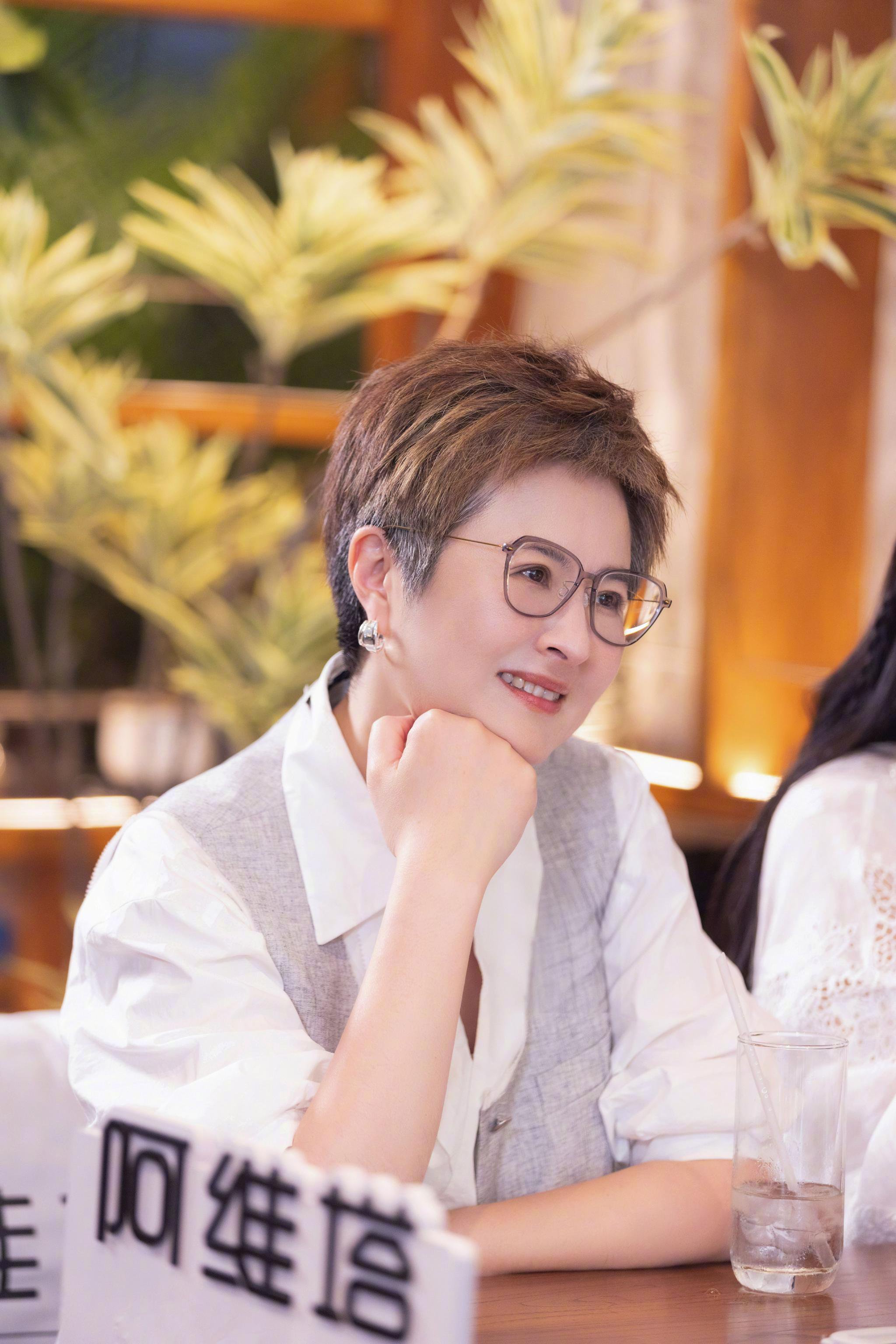 井胧做客湖南卫视《背后》，与张泉灵李莎旻子分享音乐心路