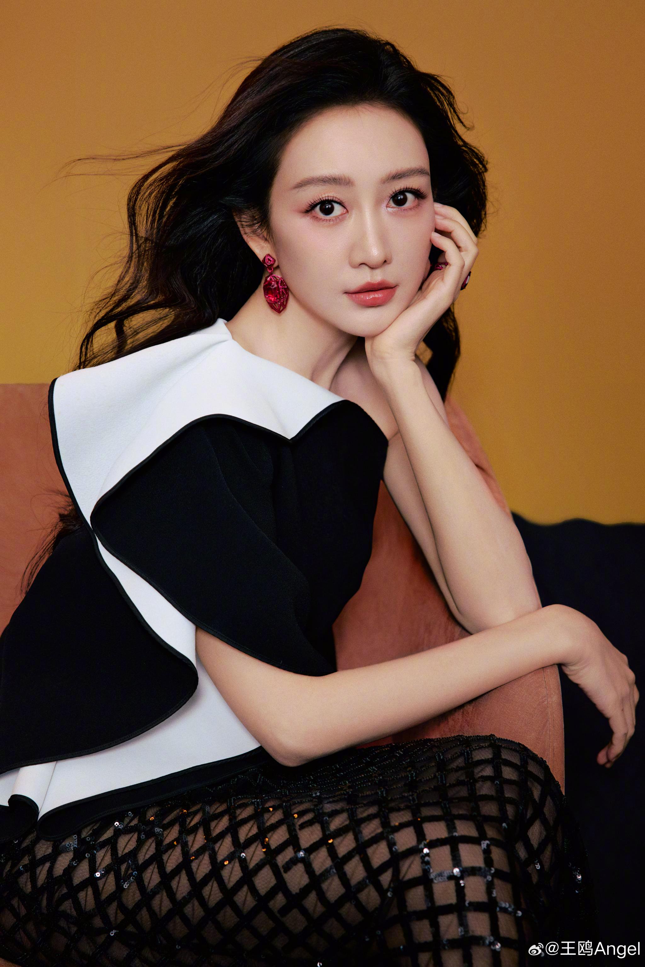 王鸥黑白色单肩装搭配渔网裙展现摩登性感