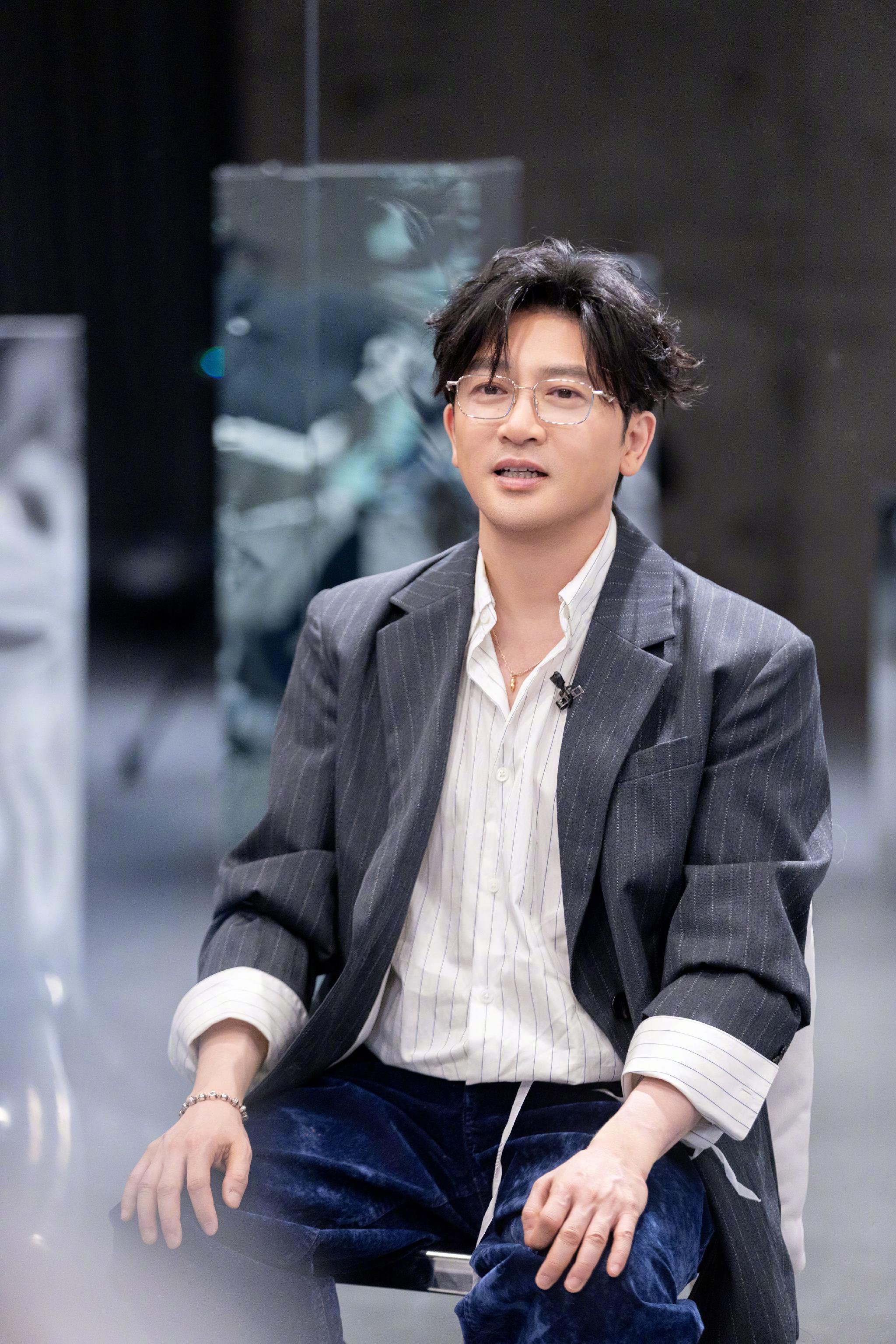 苏有朋20年后再登舞台瘦16斤，湖南卫视《背后》今日上线