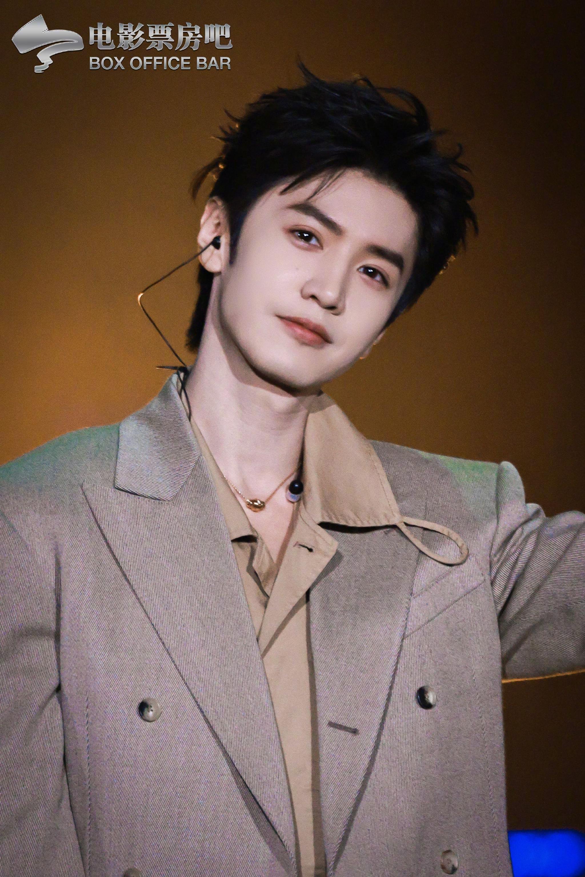 陈哲远在中国电影120周年活力之夜演唱《光阴的故事》