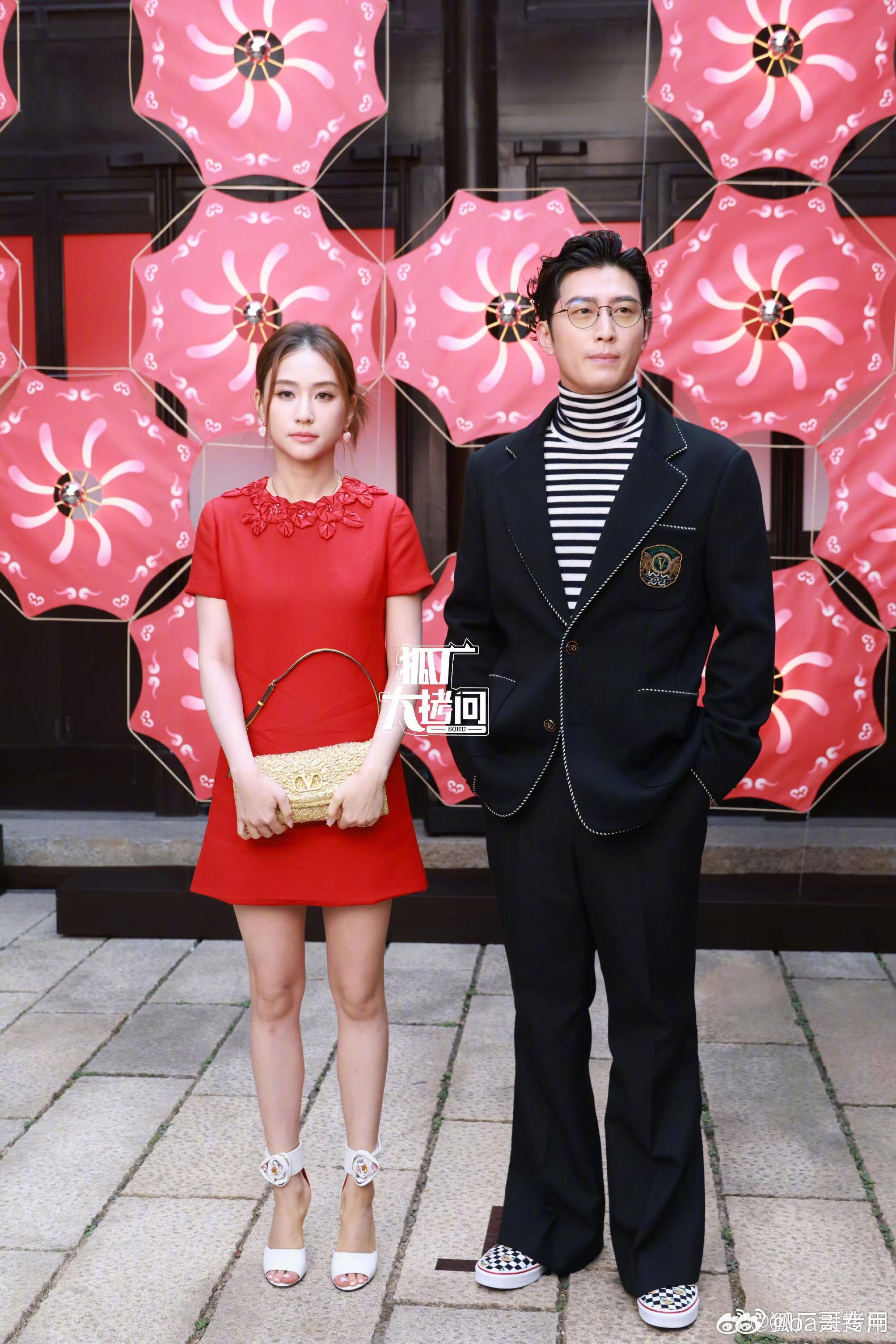 窦骁何超莲同框出席华伦天奴活动