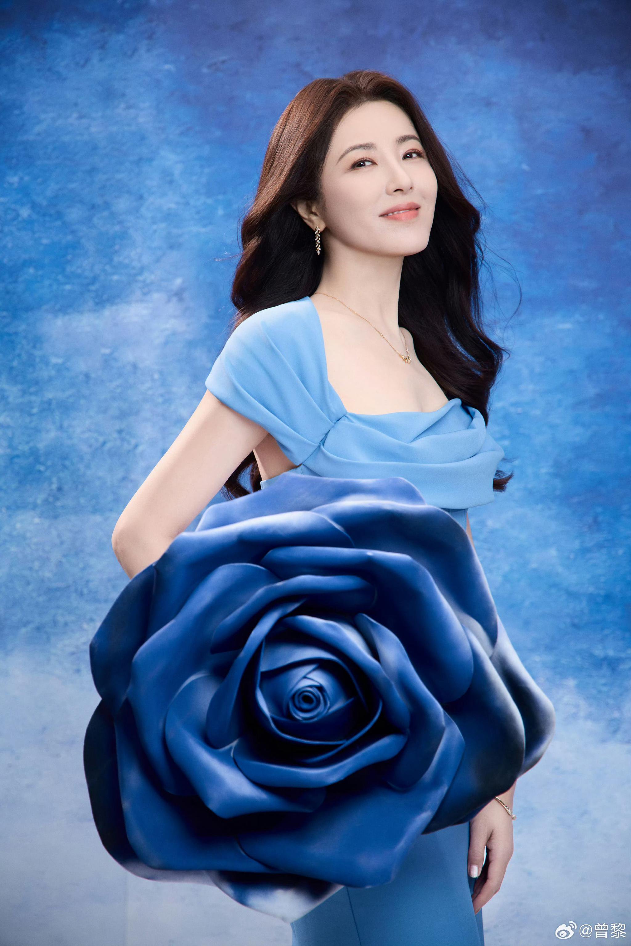 曾黎穿蓝色礼服亮相，剪裁精致身姿曼妙