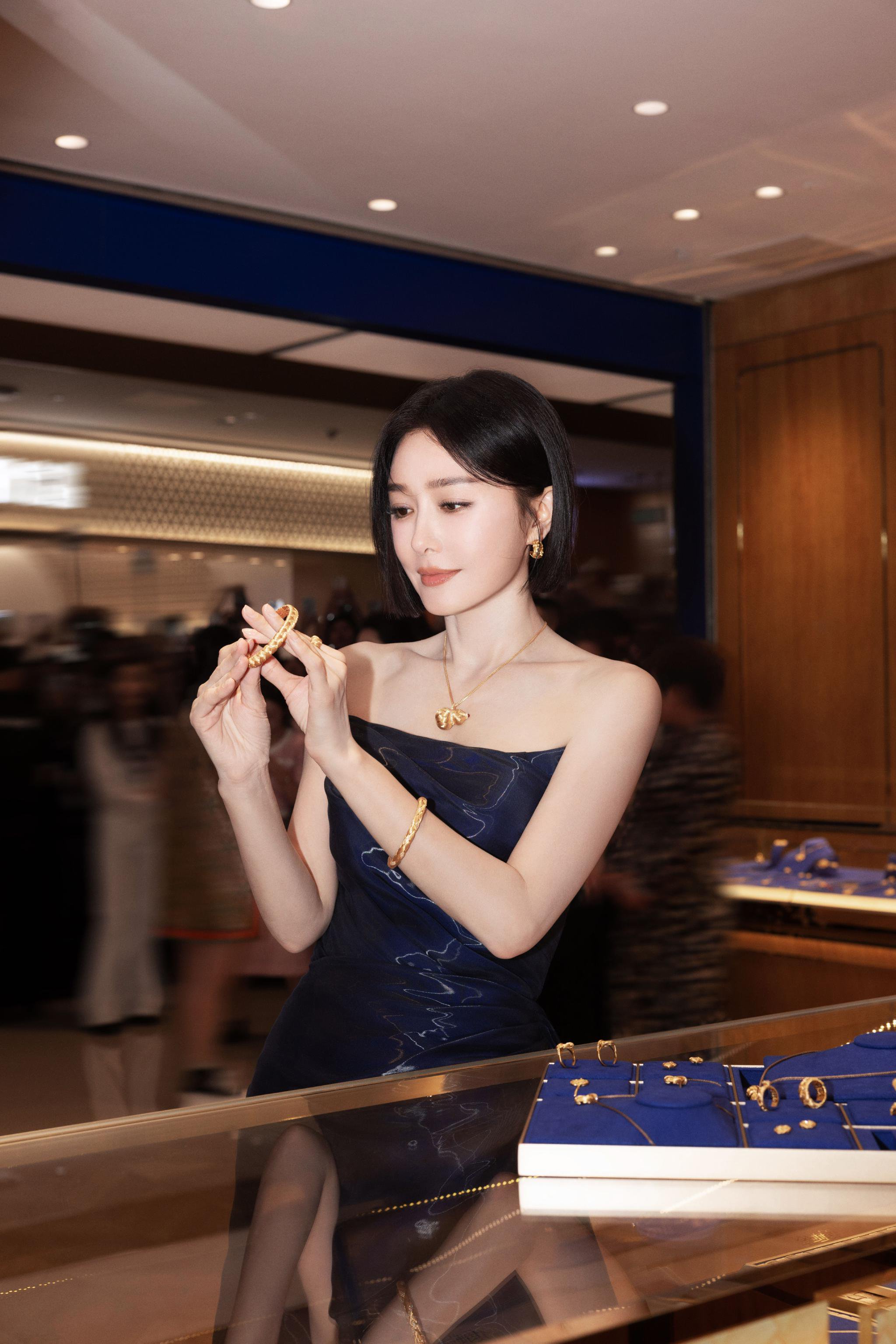 秦岚穿深海蓝抹胸长裙优雅亮相