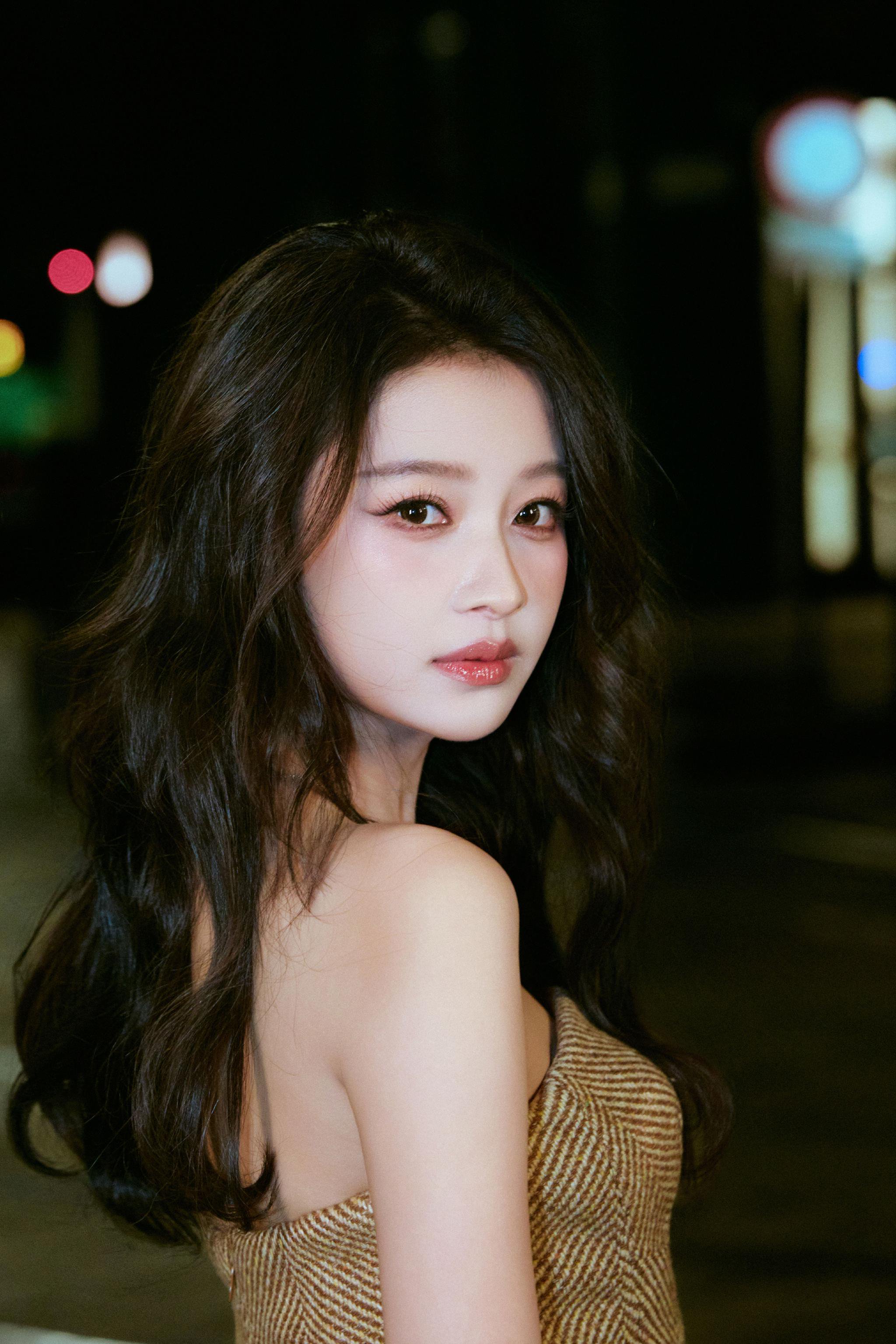 孙怡裙摆摇曳展风情