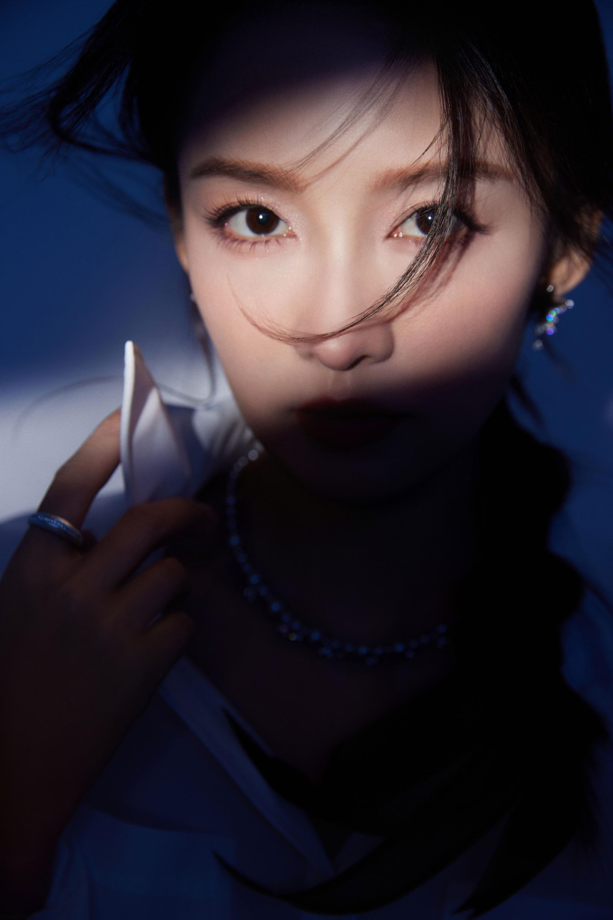 李沁白衬衫牛仔短裤造型演绎随性精致风