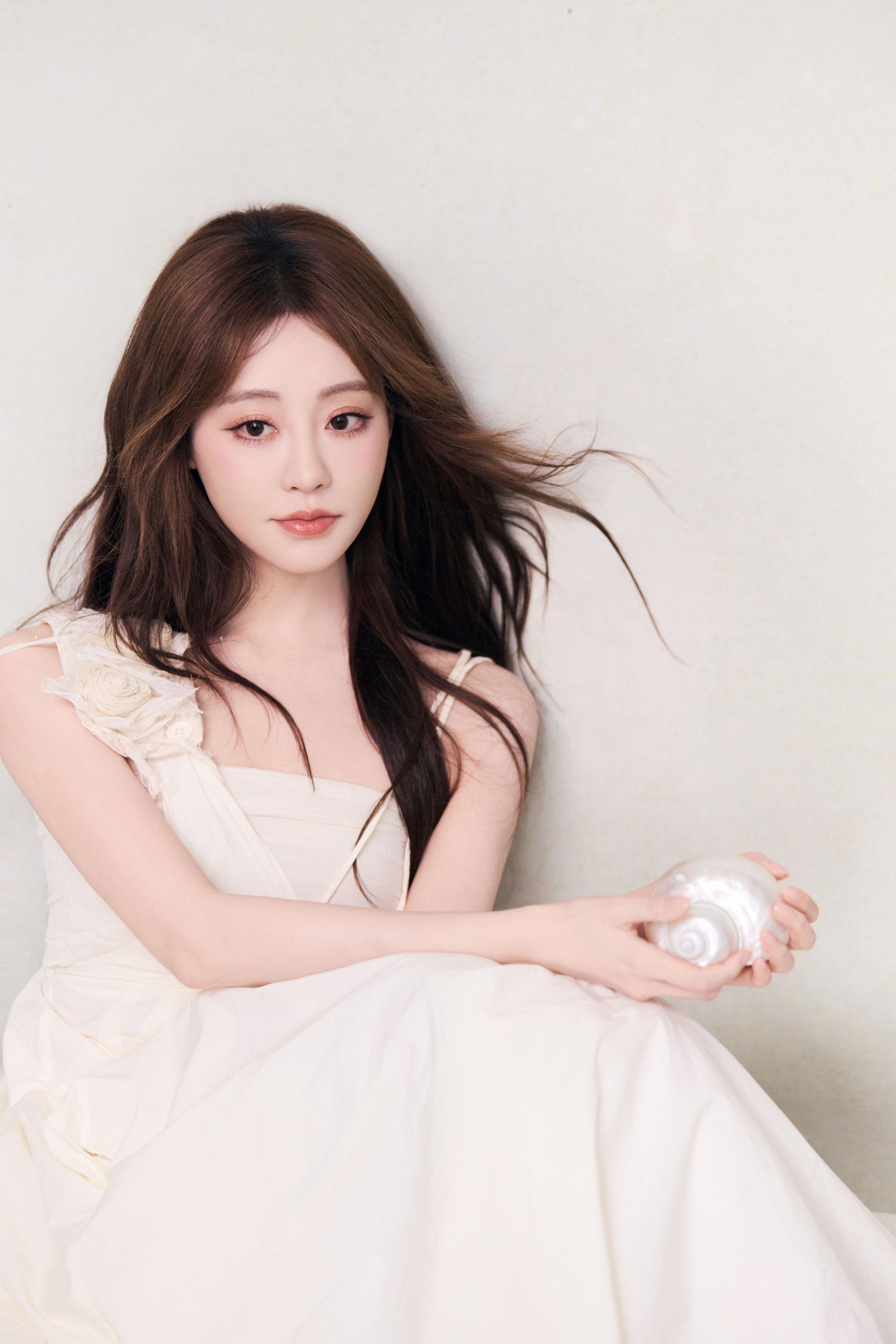 祝绪丹米白缀花长裙亮相，宛若林间精灵