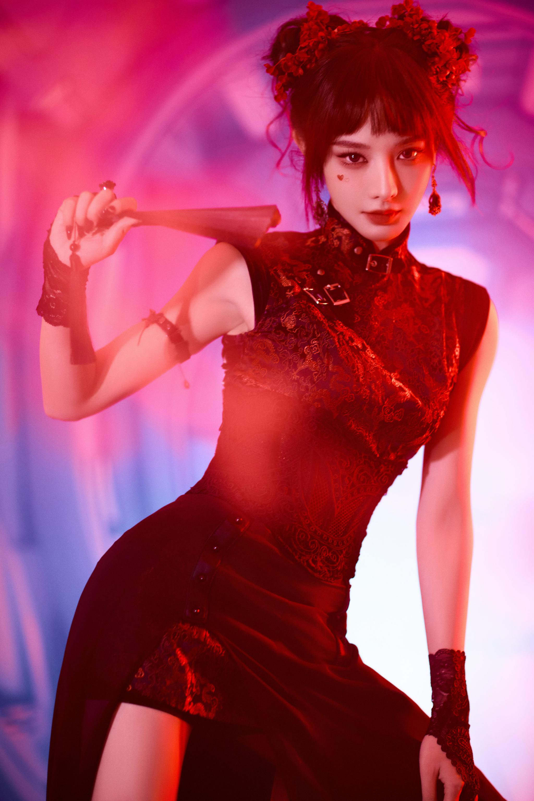 彭小苒cos春丽造型曝光，新中式旗袍双丸子头吸睛