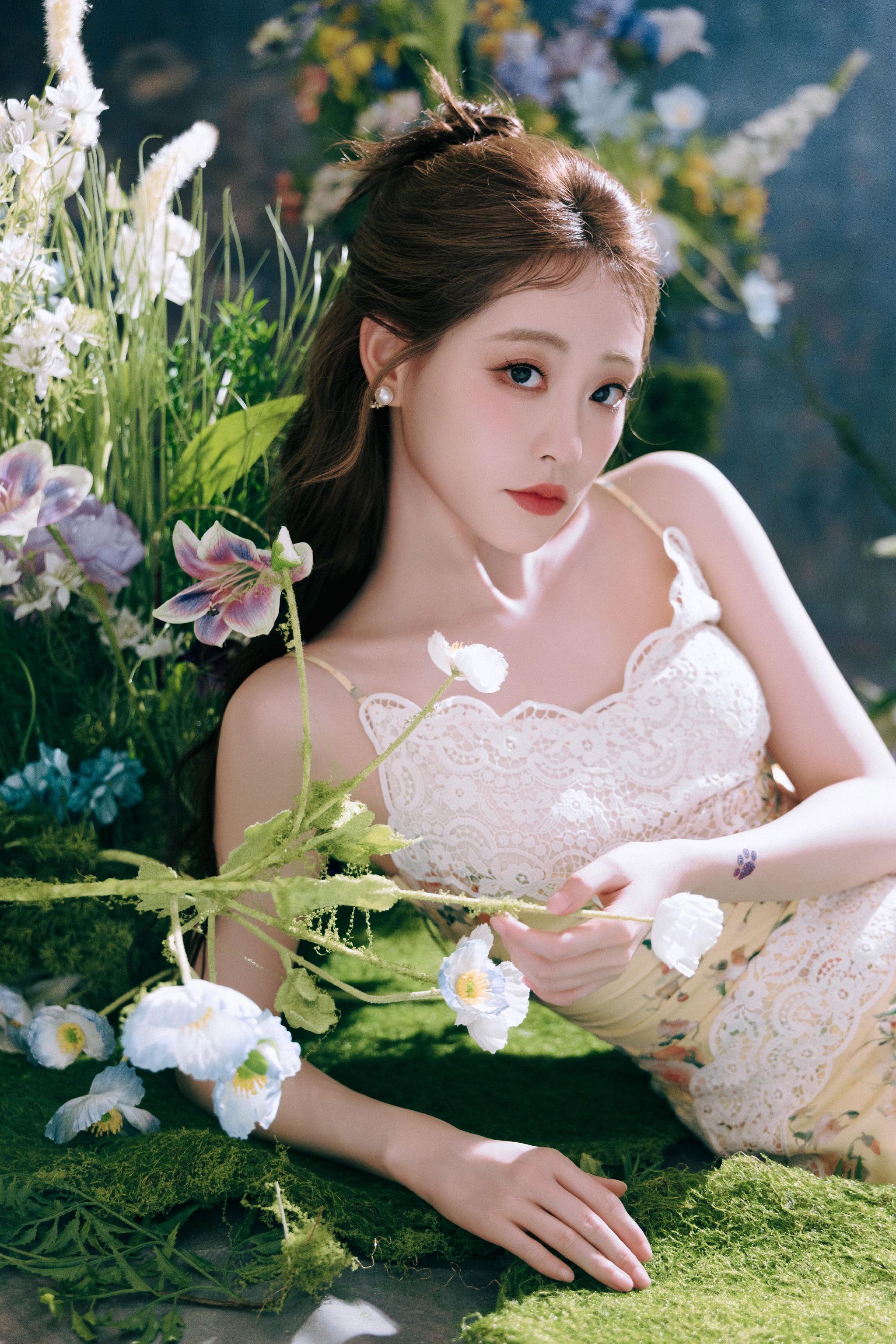 祝绪丹穿蕾丝碎花裙亮相，优雅如精灵