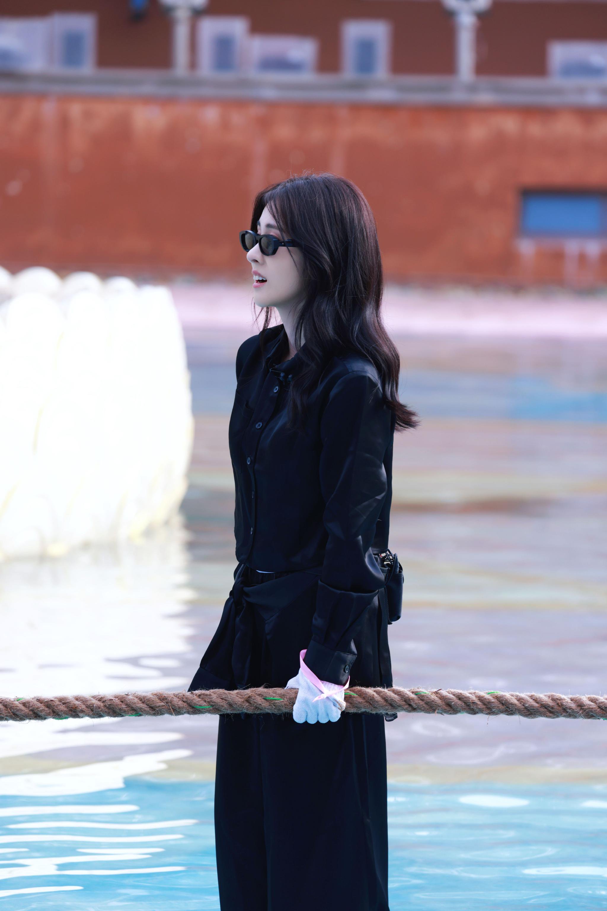 张碧晨拍摄新照后展现惊人力量