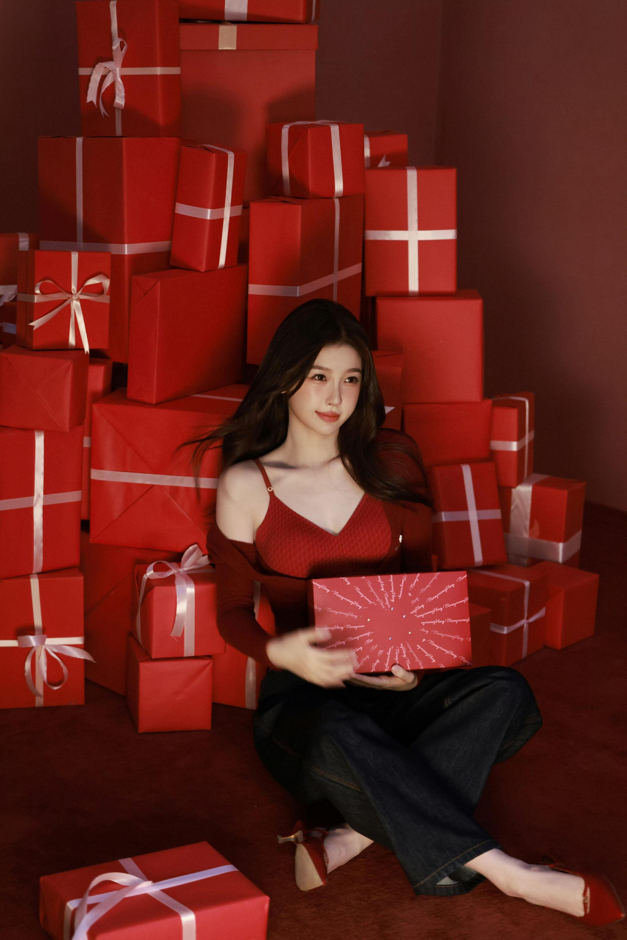 虞书欣3月27日出席峨眉山盛典，成都娱乐帮现场直击