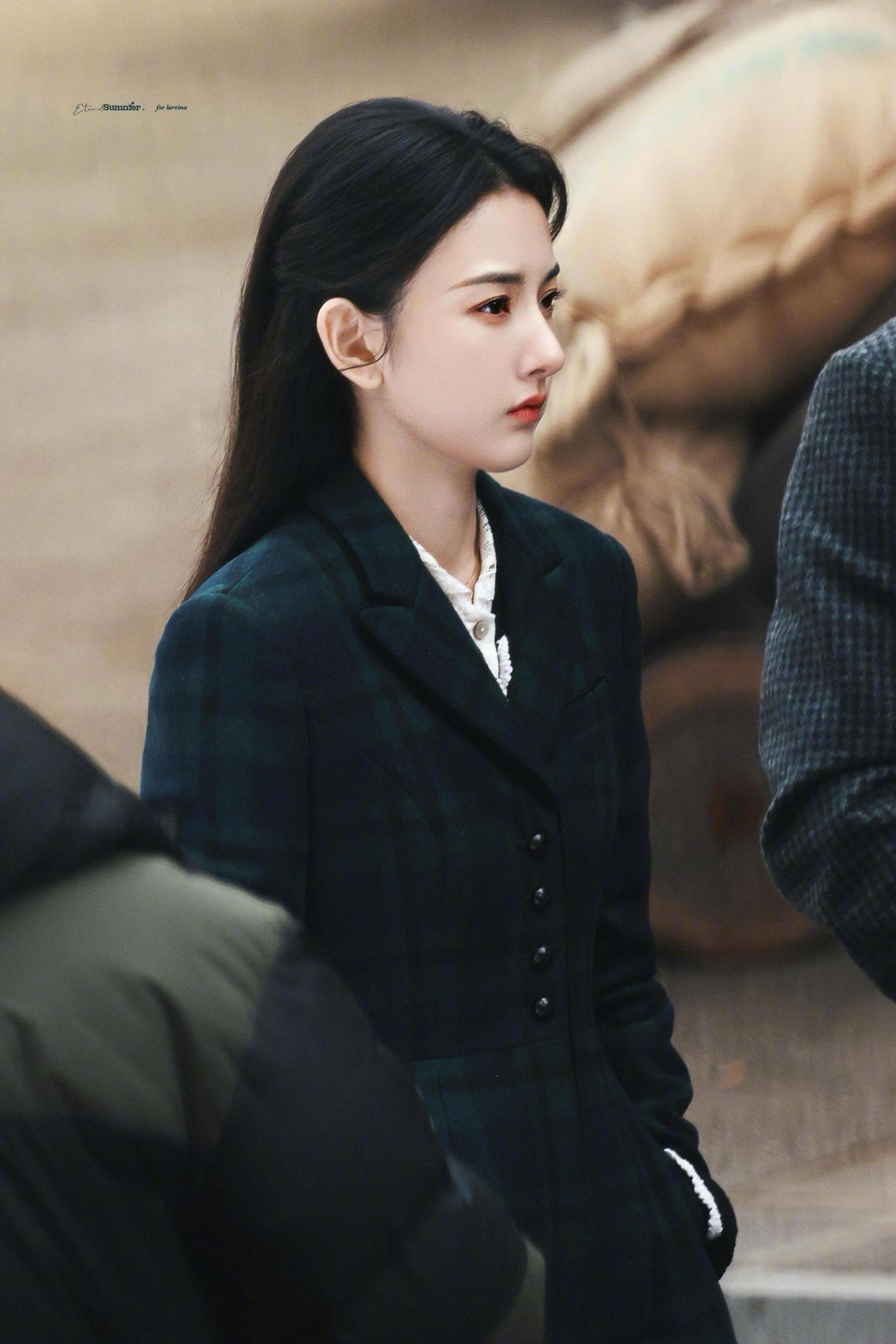 宋祖儿站姐发布小青造型美图
