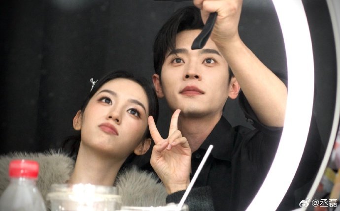 丞磊晒与周也白鹿自拍合照