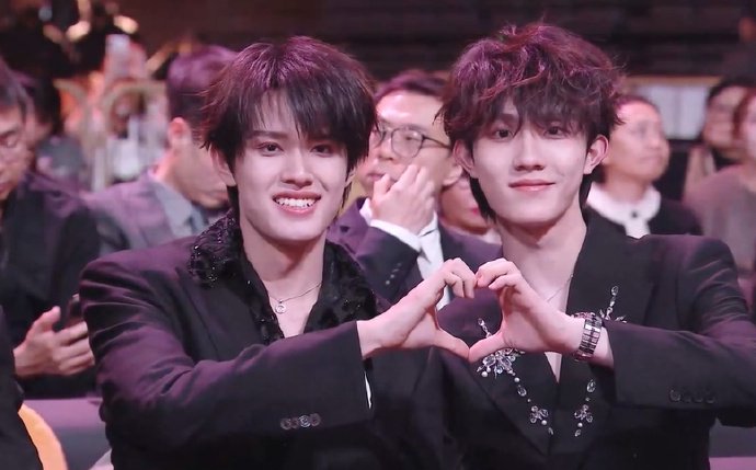 张极苏新皓微博之夜比心互动