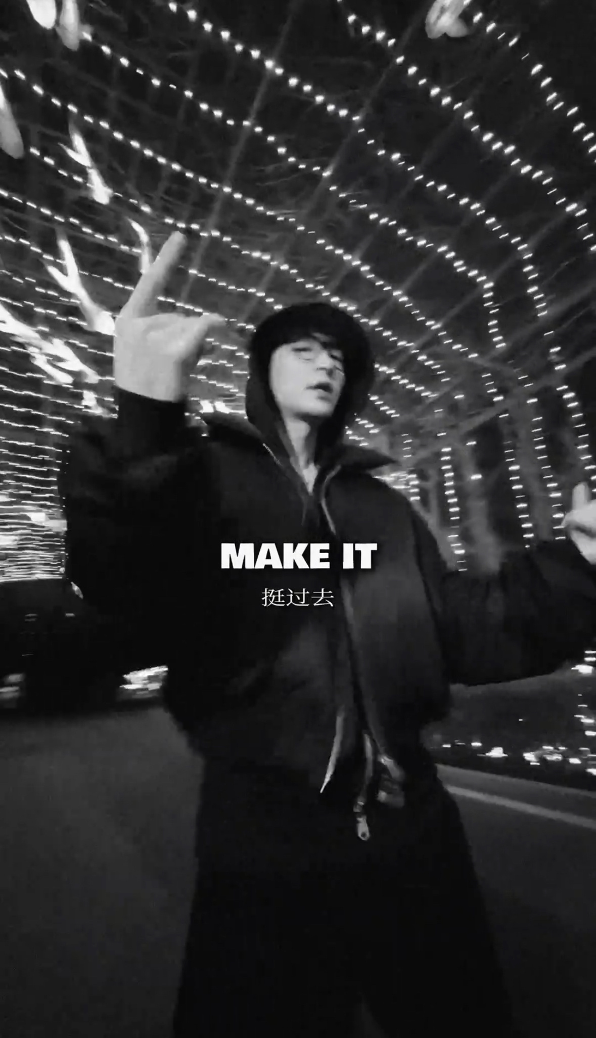 张艺兴入职首日引热议，职场新人形象引关注