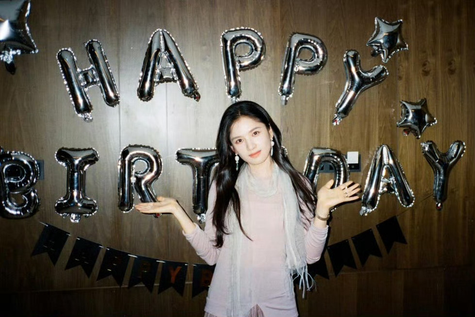 李现为张婧仪拍摄生日照庆生
