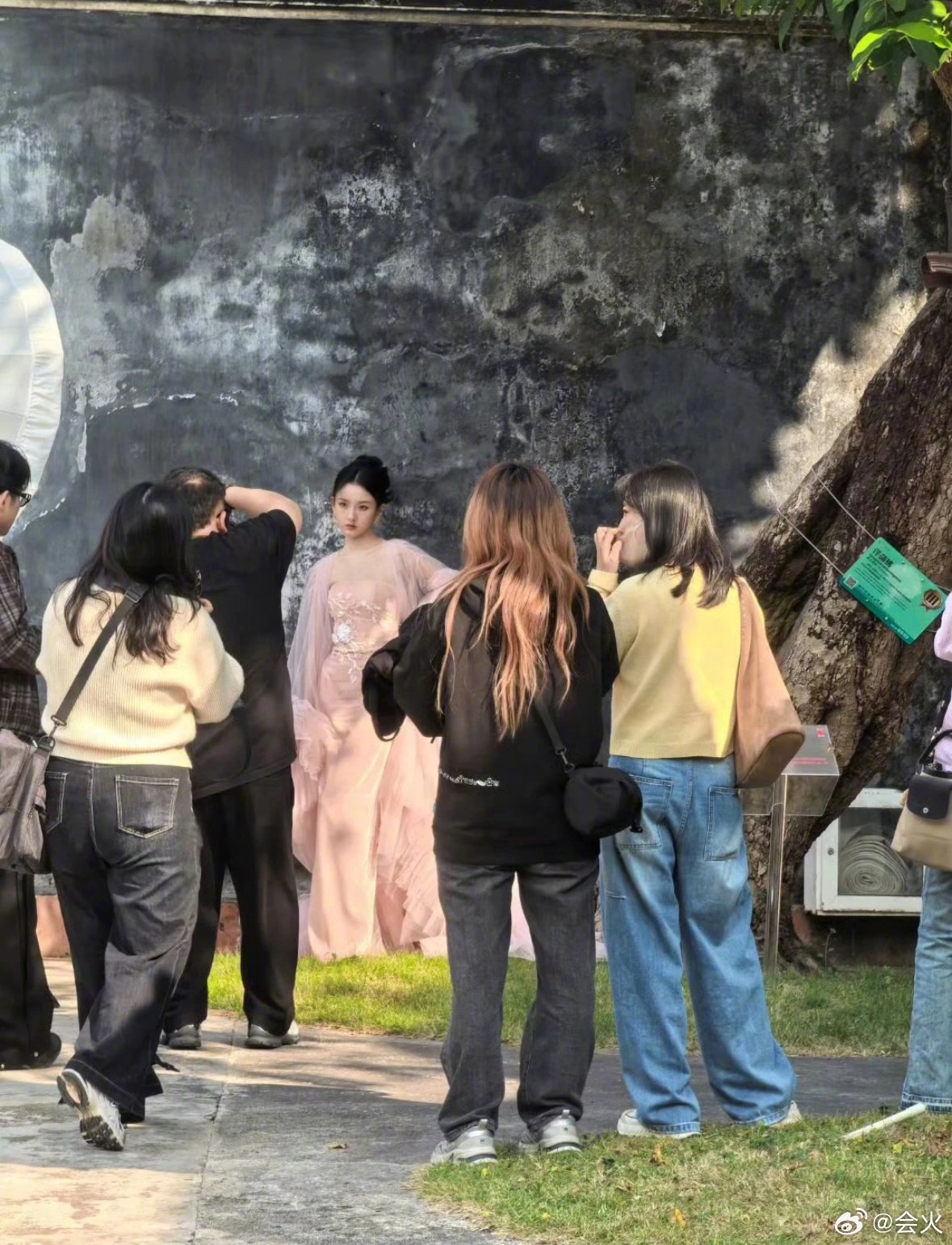 宋祖儿粉色刺绣长裙亮相尖叫之夜