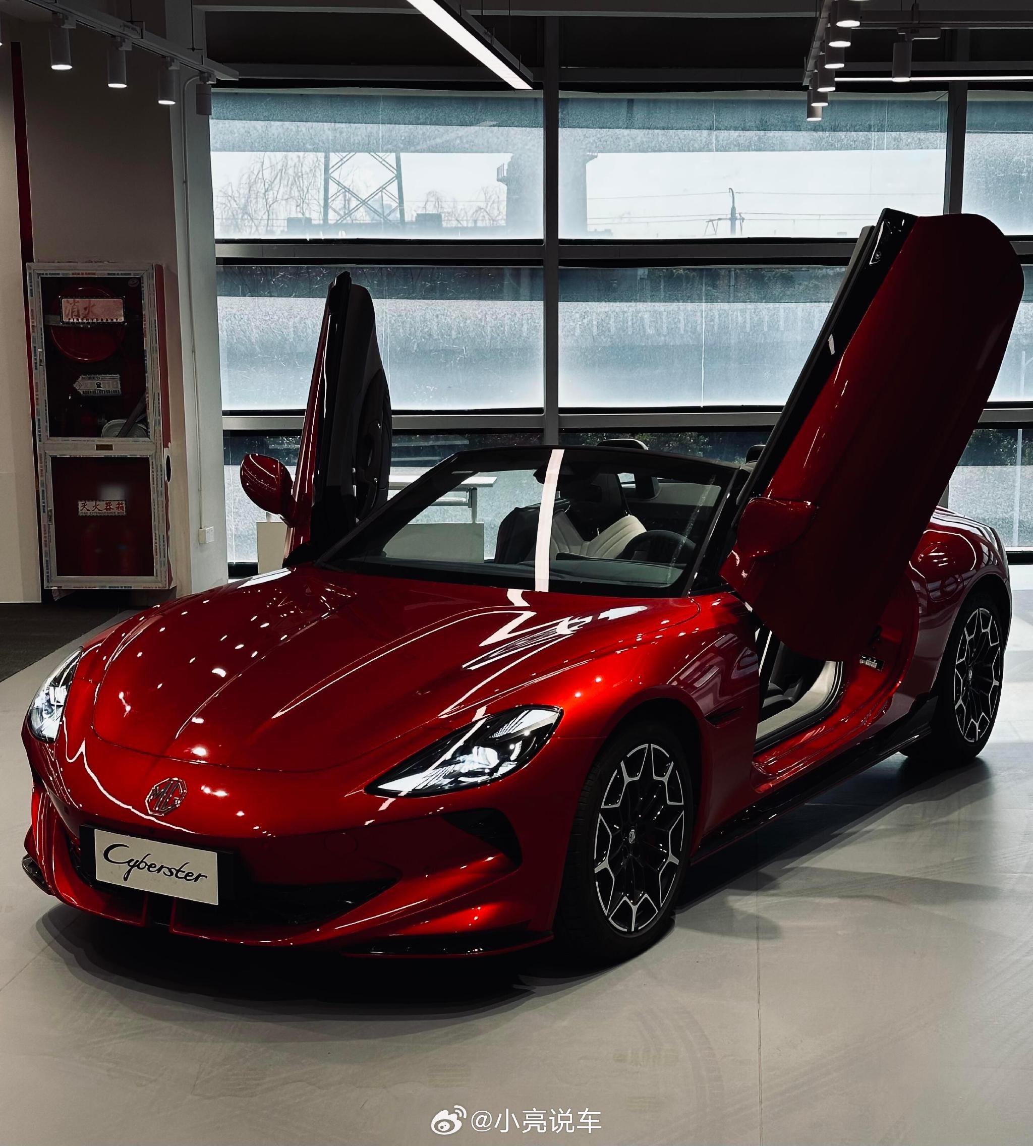 名爵MG Cyberster亮相，电动剪刀门软顶敞篷跑车10秒开合