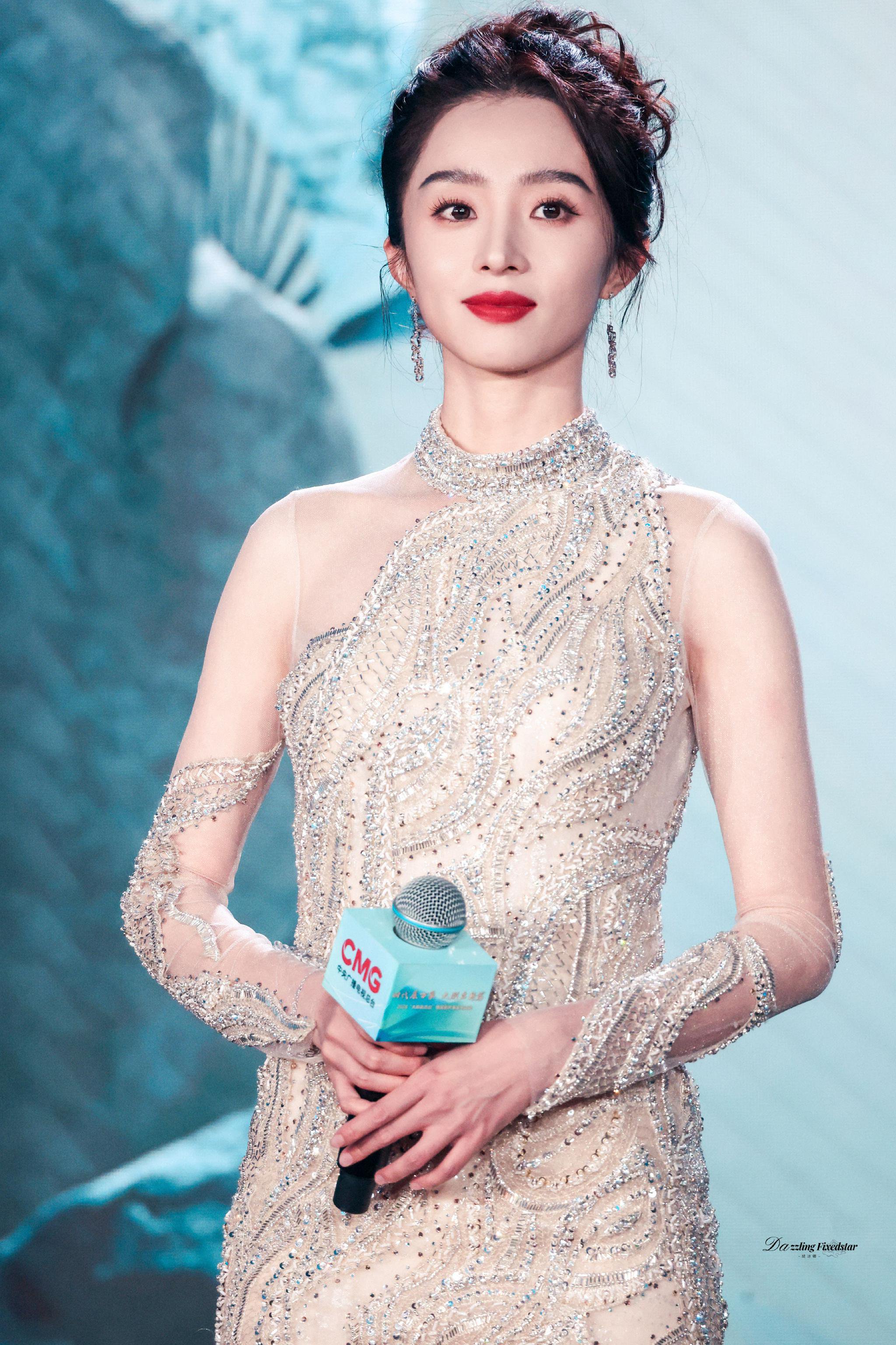 胡冰卿发文互动引关注