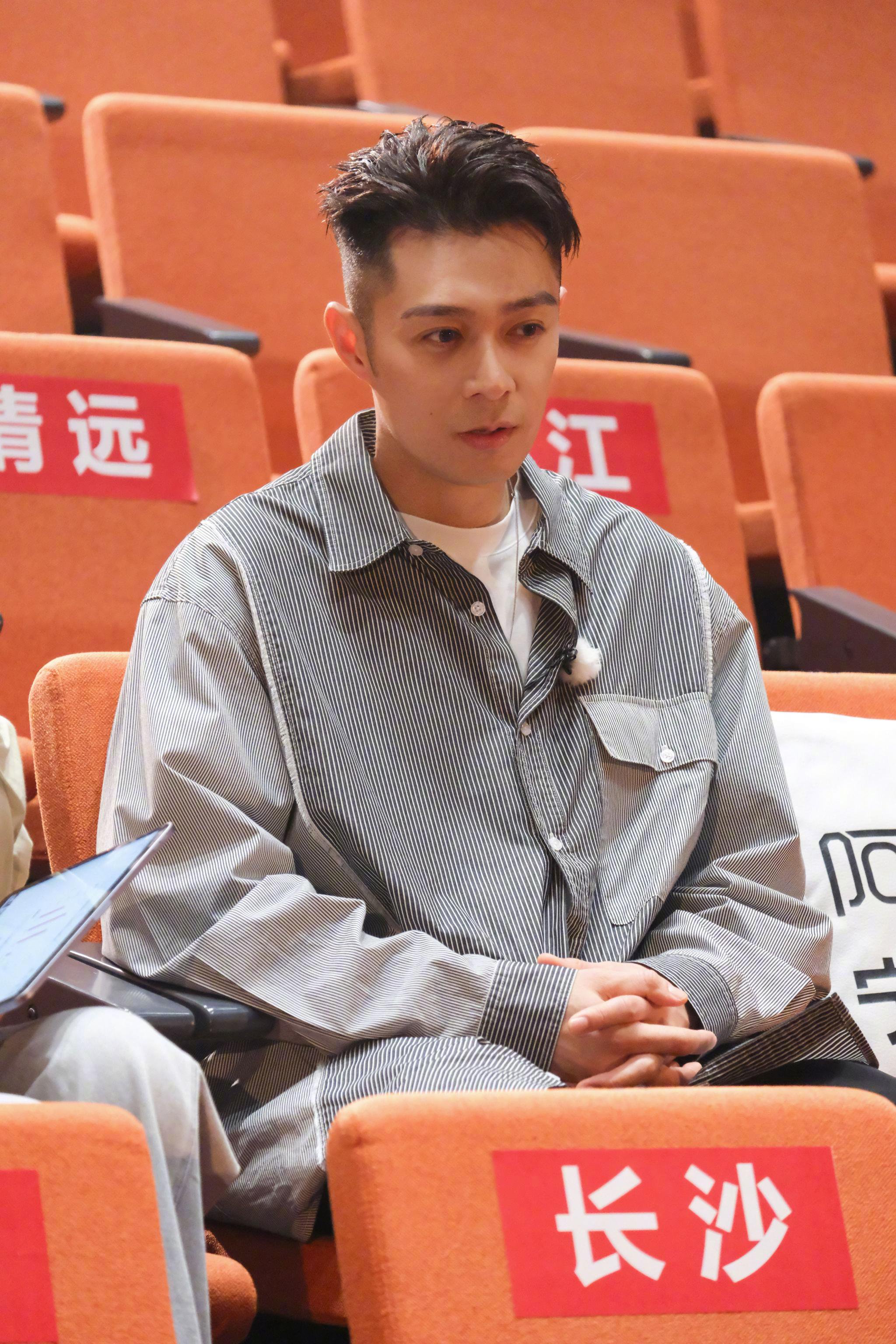 周柏豪守护家庭隐私，湖南卫视《背后》今日上线