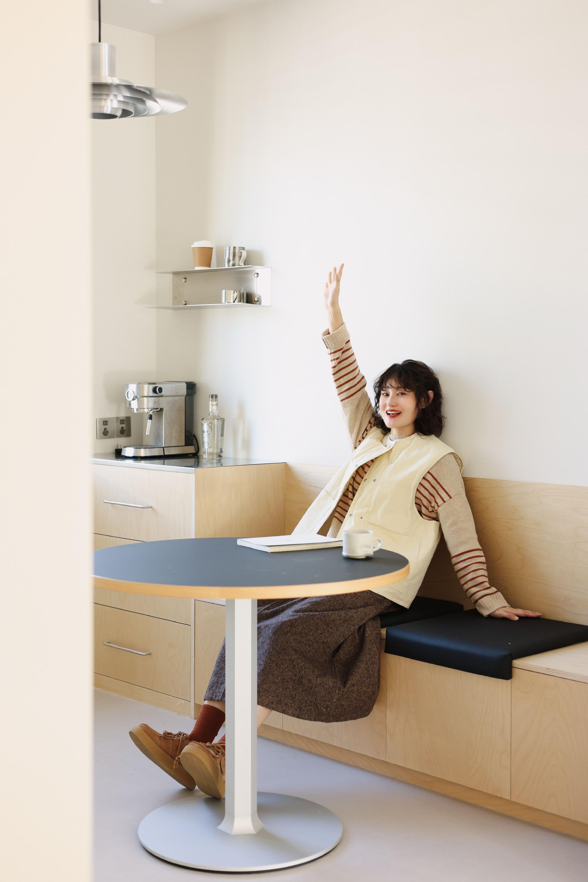 新家阳光充足达20度，宝妈光腿穿裙秀日系穿搭