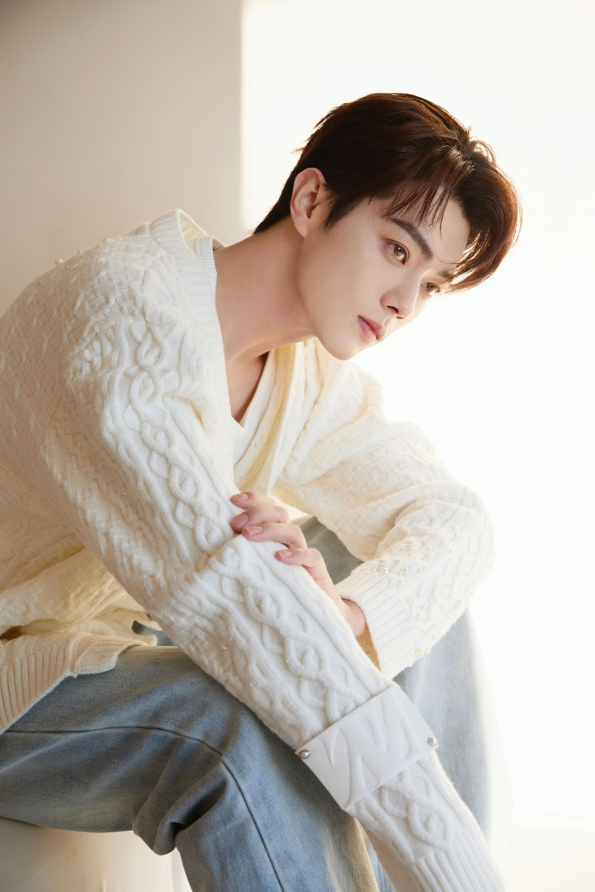 许凯暖白针织衫午后大片上线