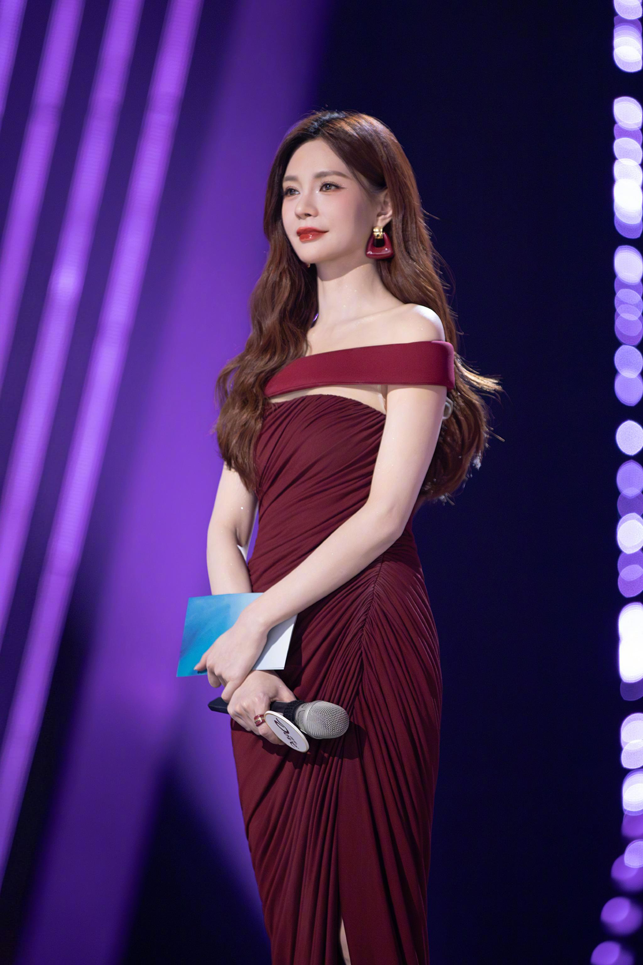 沈梦辰主持声鸣远扬直播，倾听舞台欢笑泪水