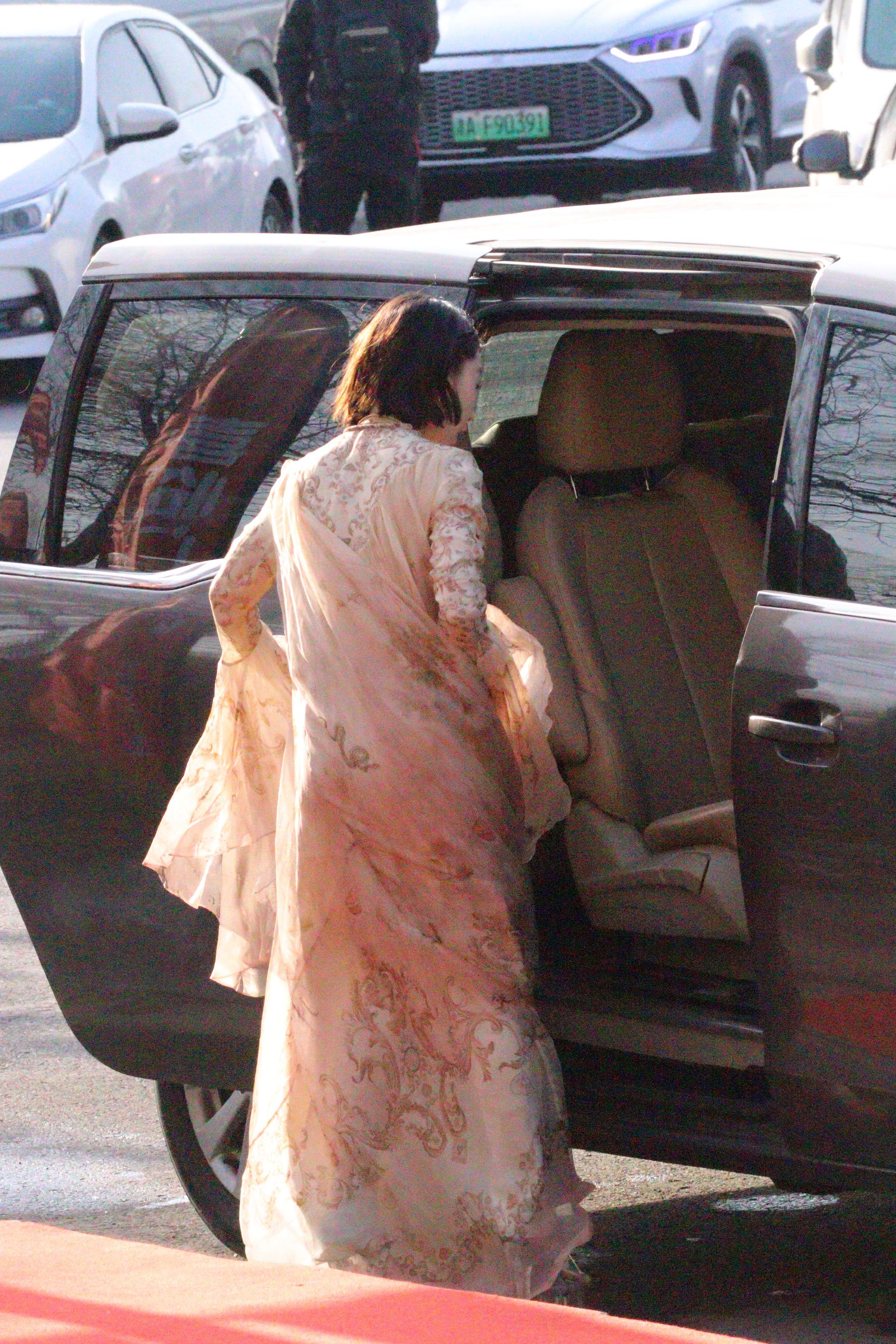 周冬雨下车裙角卡门缝，惊呼求助显可爱